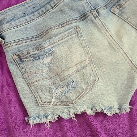 Light washed, distressed details, AE shorts - Picture 4 of 5